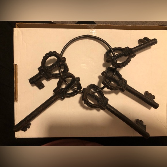 Crown Key Ring NWOT 🗝️👑 - Picture 2 of 3